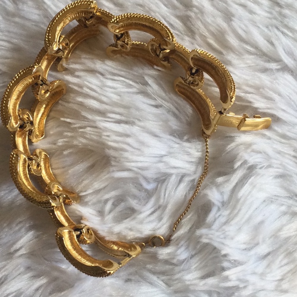 Gold tone 7 1/2” braclet by Monet - Picture 4 of 8